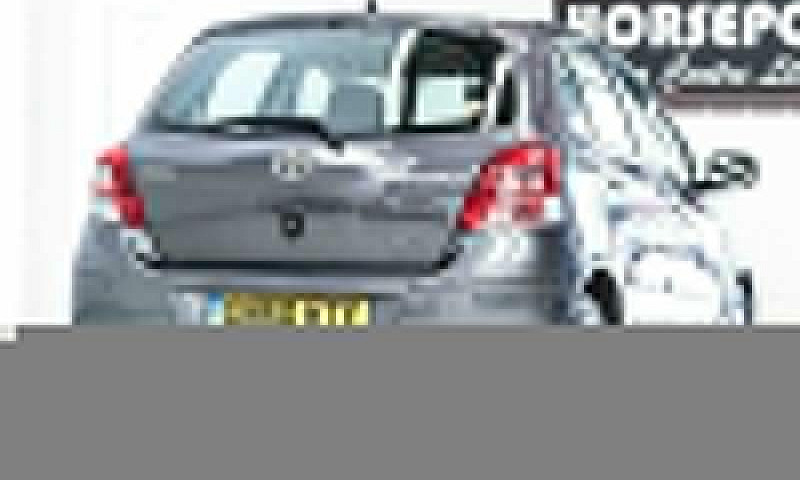 2010 Toyota Yaris 1....