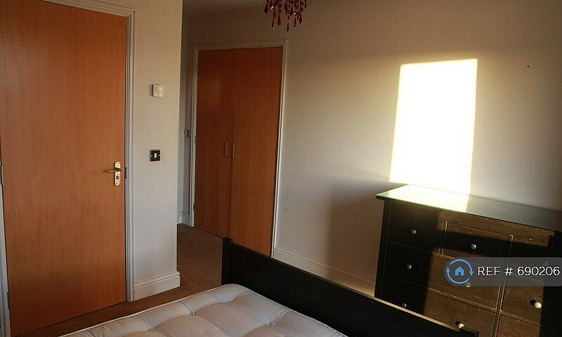 2 Bedroom Flat In Go...