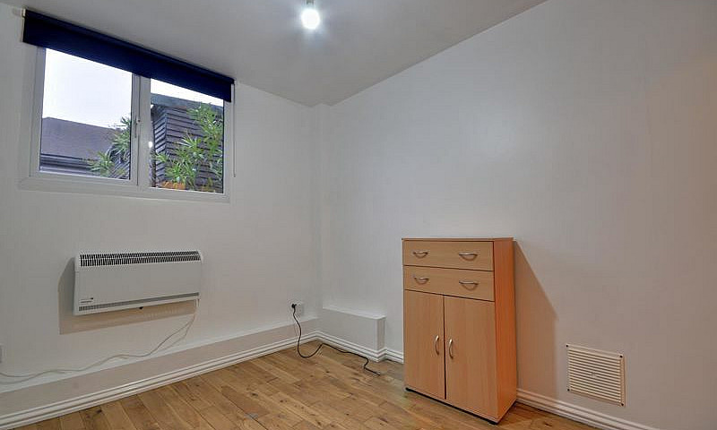 1 Bedroom Flat In Ti...
