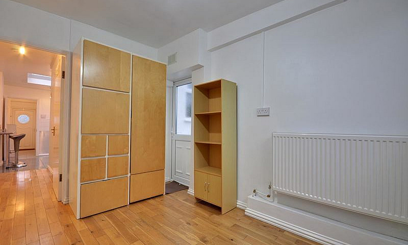 1 Bedroom Flat In Ti...
