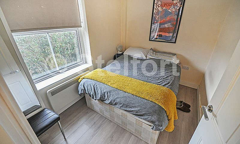 1 Bedroom Flat In Ho...
