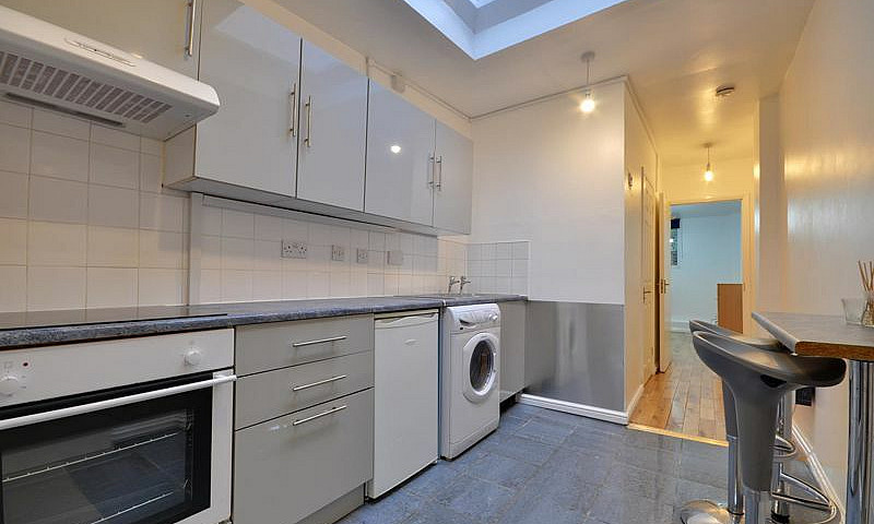 1 Bedroom Flat In Ti...
