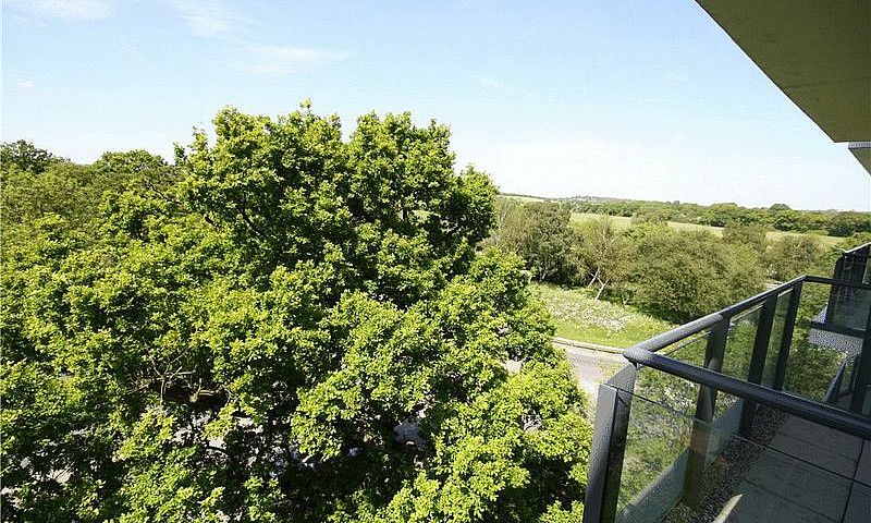 2 Bedroom Flat In Br...