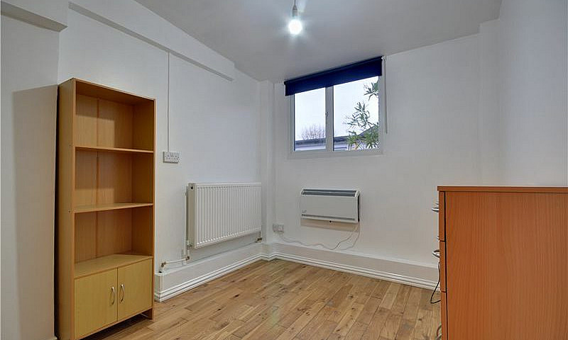1 Bedroom Flat In Ti...