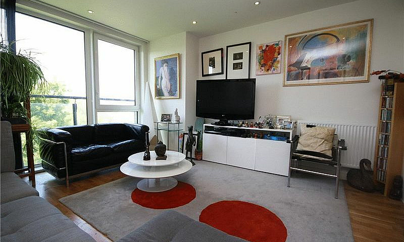 2 Bedroom Flat In Br...