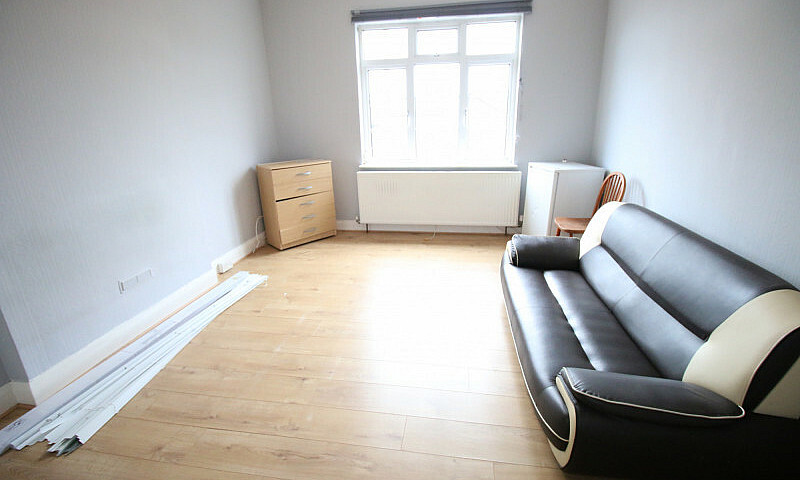 3 Bedroom Flat In Mu...