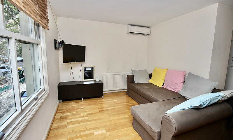 2 Bedroom Flat In La...