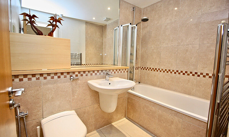 3 Bedroom Flat In 30...