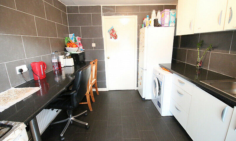 2 Bedroom Flat In Su...
