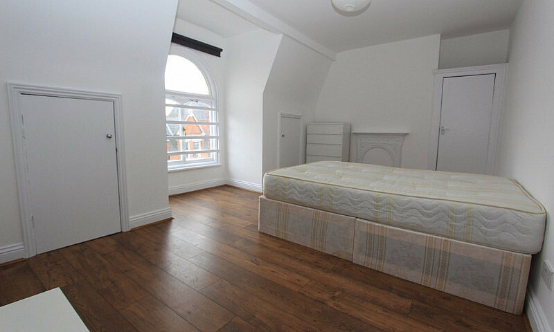 3 Bedroom Flat In To...