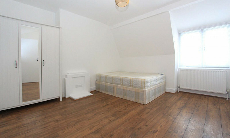 3 Bedroom Flat In To...