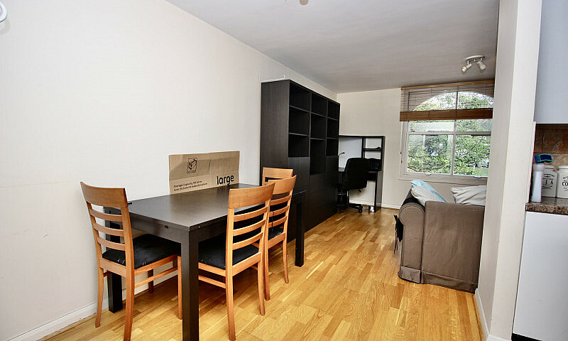 2 Bedroom Flat In La...