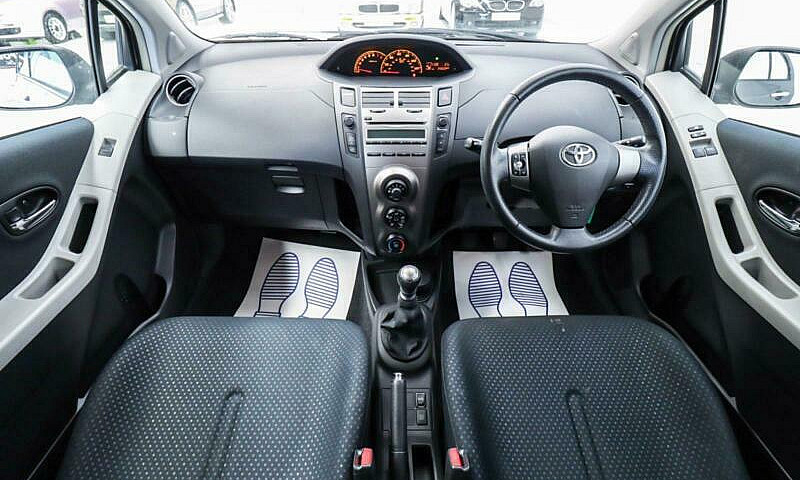 2010 Toyota Yaris 1....