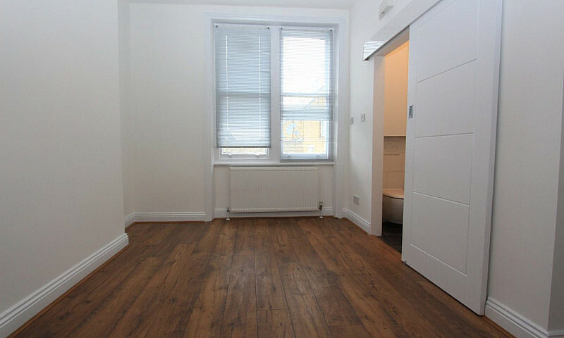 3 Bedroom Flat In To...