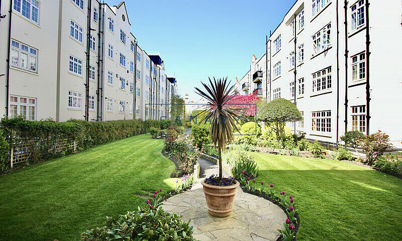 2 Bedroom Flat In Cl...