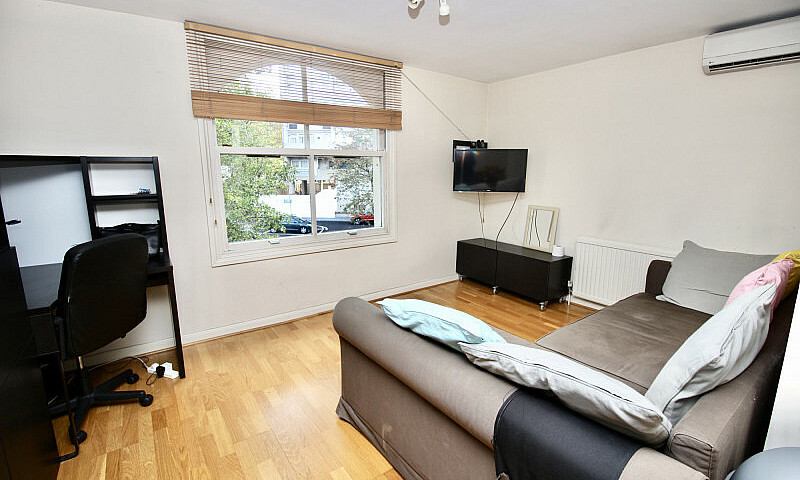2 Bedroom Flat In La...