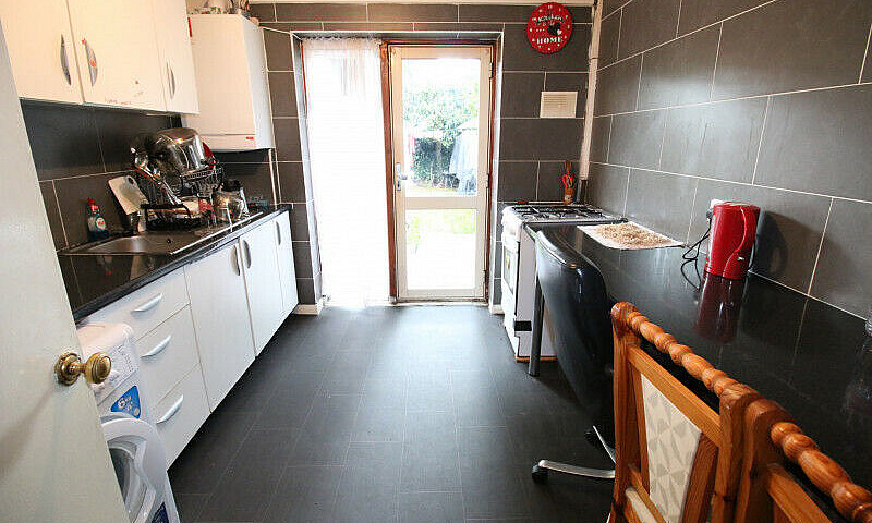 2 Bedroom Flat In Su...