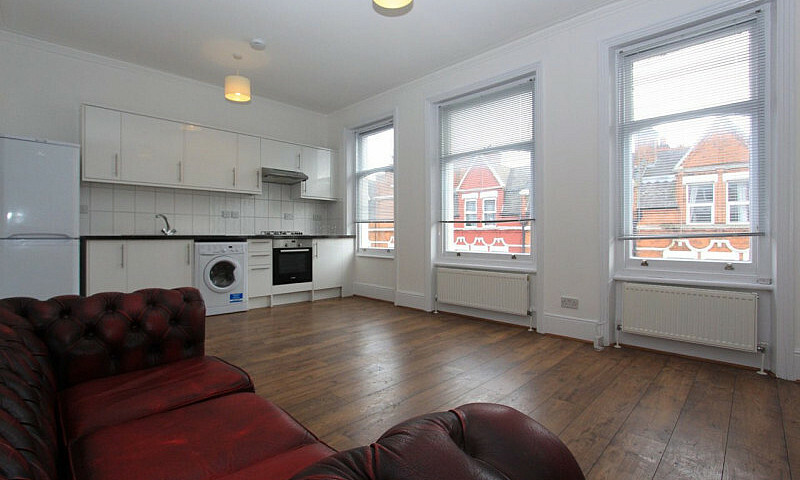 3 Bedroom Flat In To...