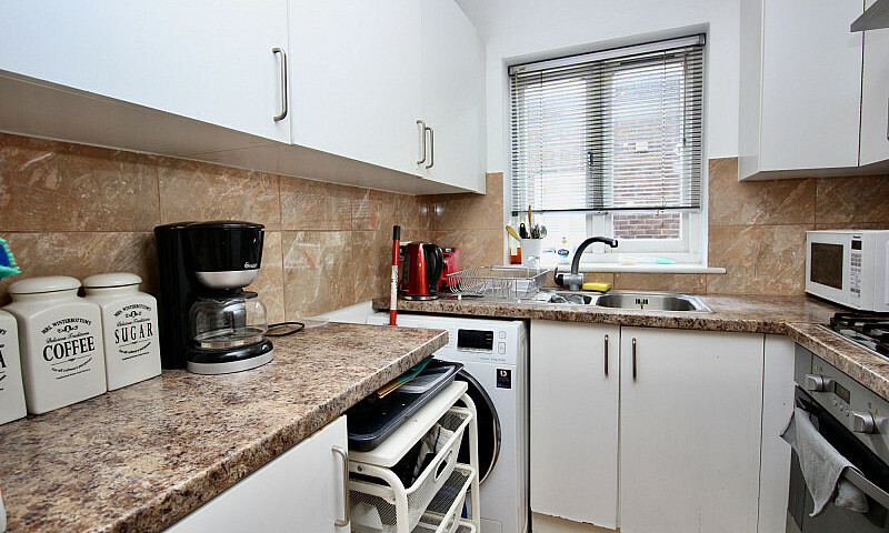 2 Bedroom Flat In La...