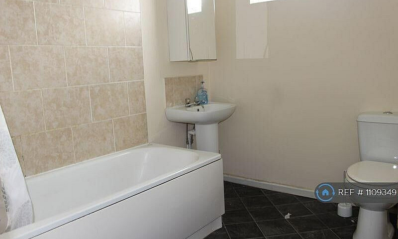 1 Bedroom In Lees Hi...