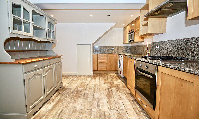 3 Bedroom Flat In 30...