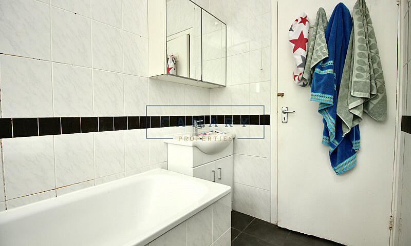 2 Bedroom Flat In Cl...