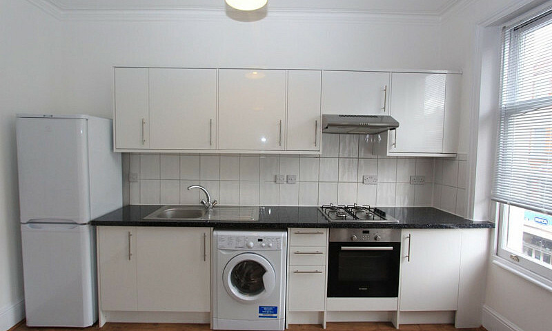 3 Bedroom Flat In To...