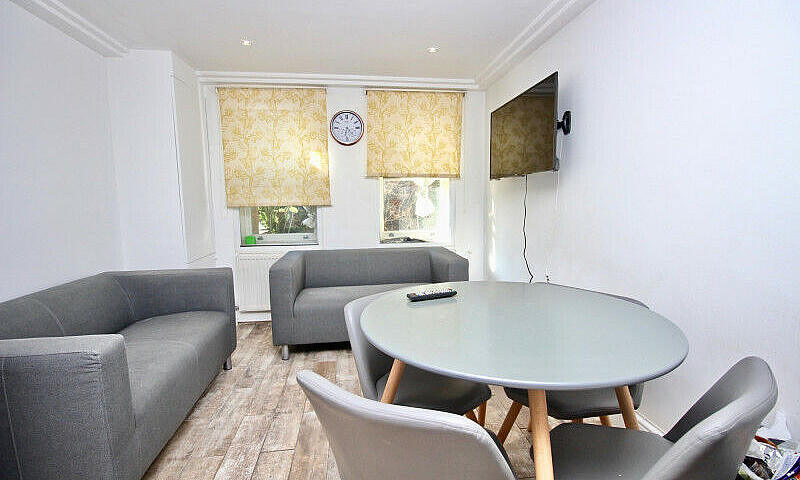 3 Bedroom Flat In 30...