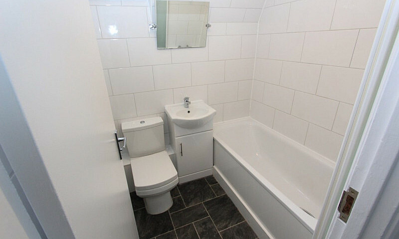 3 Bedroom Flat In To...
