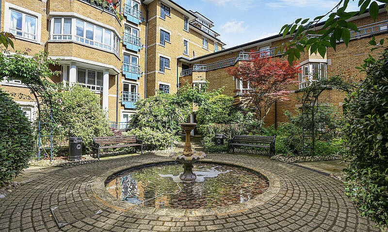 2 Bedroom Flat In Ha...