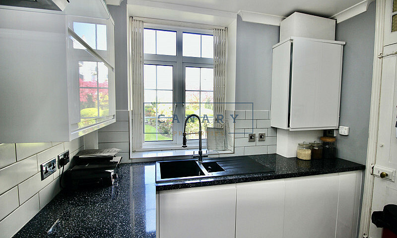 2 Bedroom Flat In Cl...