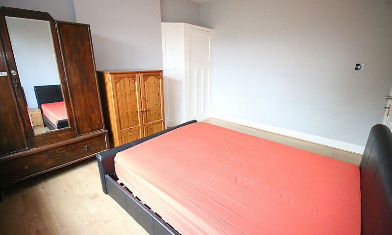 3 Bedroom Flat In Mu...