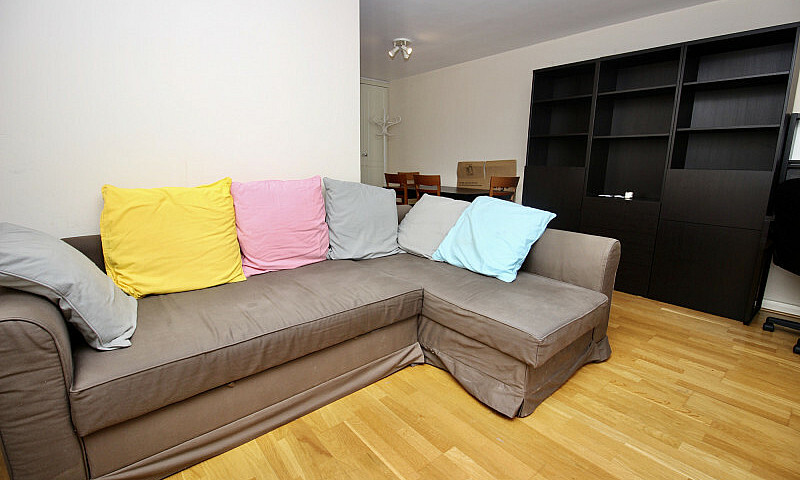 2 Bedroom Flat In La...