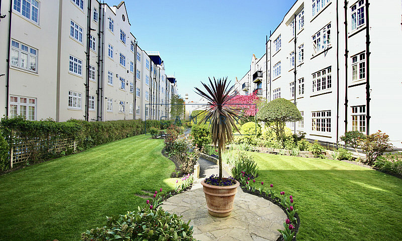 2 Bedroom Flat In Cl...