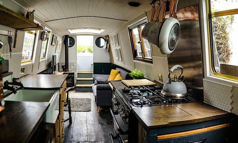 Stunning Houseboat W...