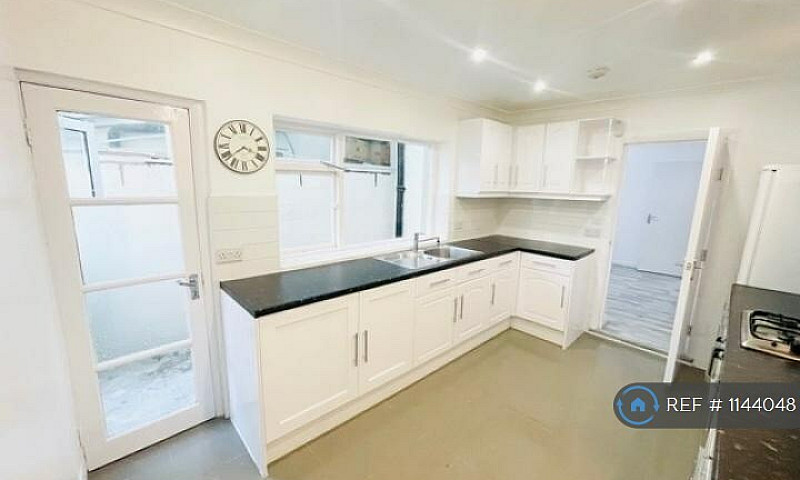 5 Bedroom House In M...