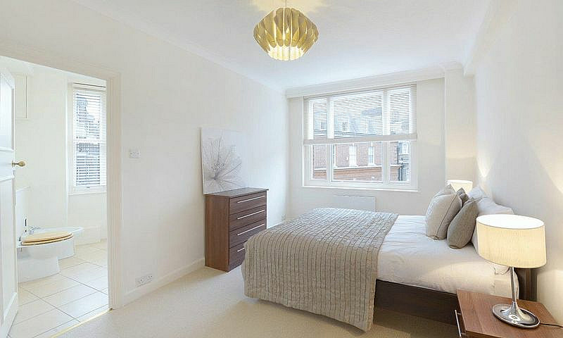 2 Bedroom Flat In 39...