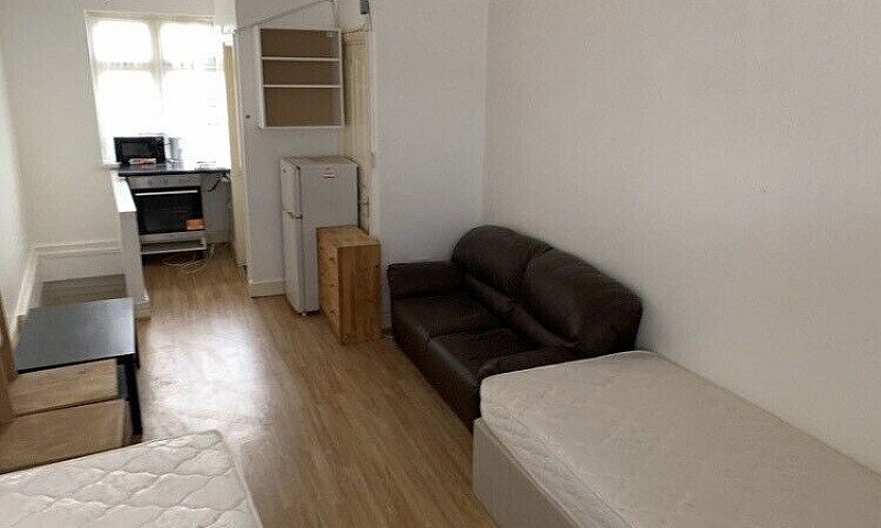 Large Room: With En-...