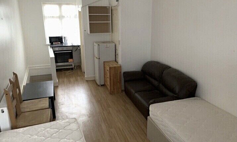 Large Room: With En-...