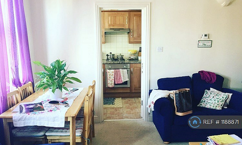 2 Bedroom Flat In Cr...