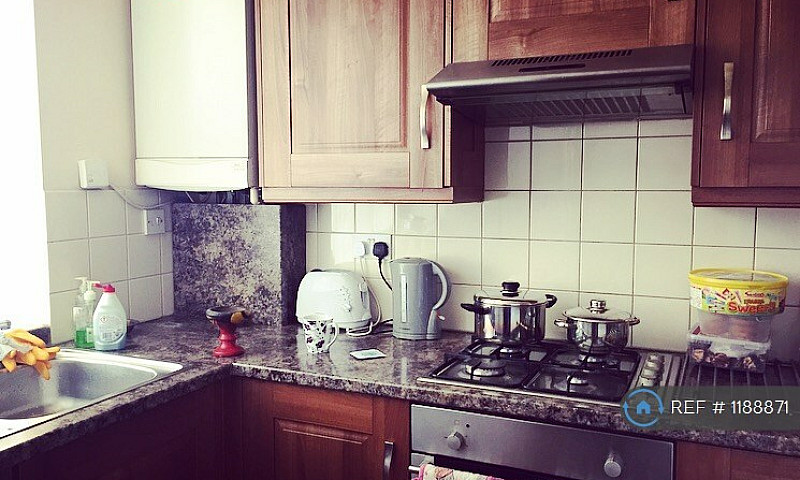 2 Bedroom Flat In Cr...