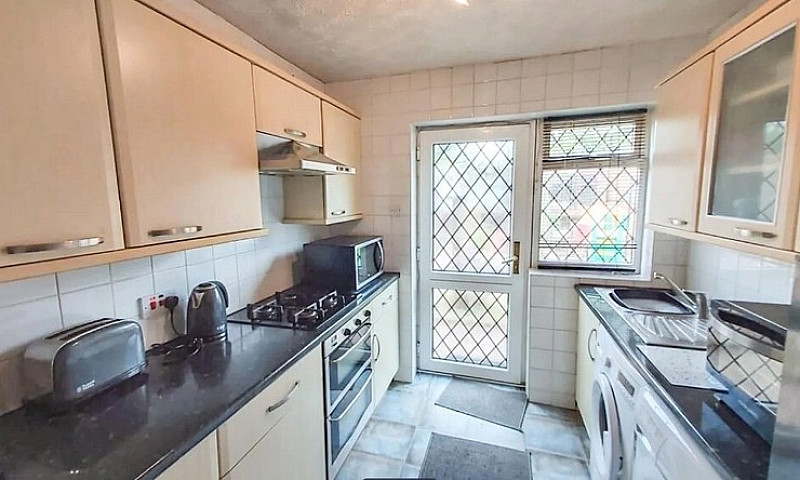 Chadderton, 3 Bedroo...