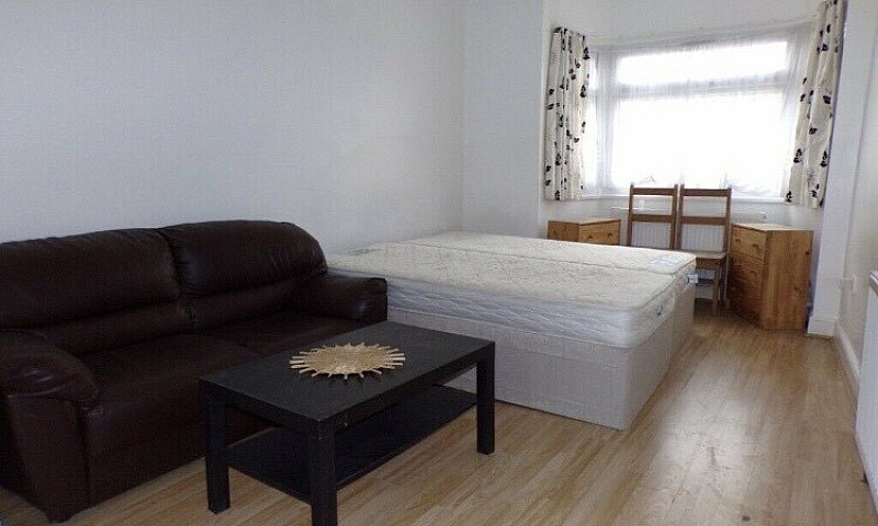 Large Room: With En-...