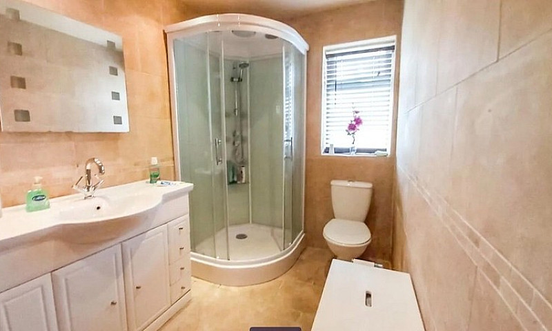 Chadderton, 3 Bedroo...