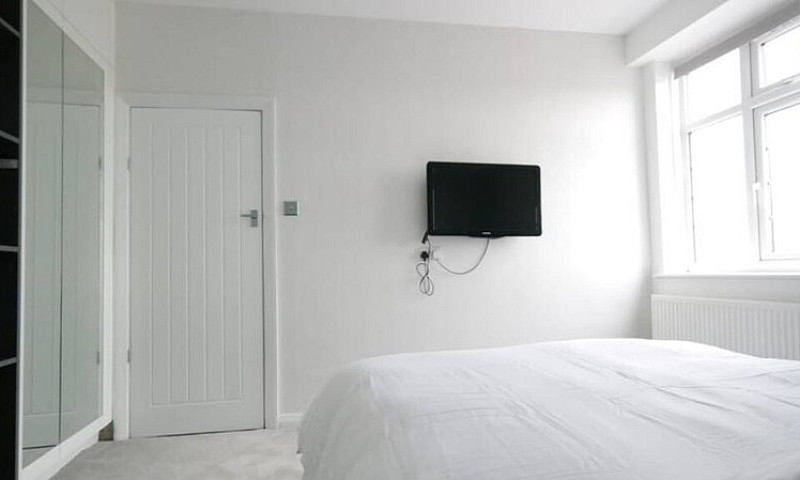 Furnished Newly Deco...