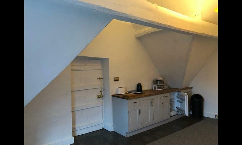 Stunning Bedsit Room...