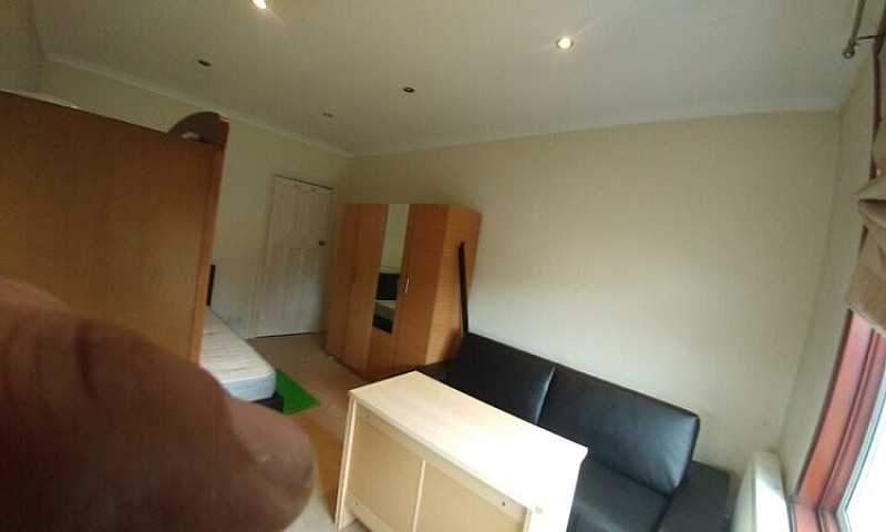 Large Double Room In...