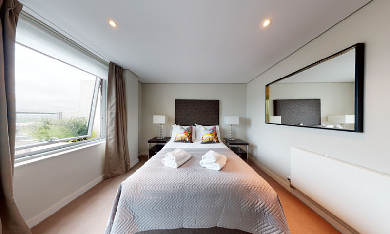 3 Bedroom Flat In Me...