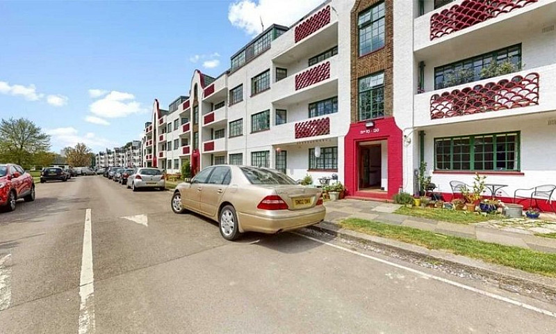 4 Bedroom Flat In Ea...