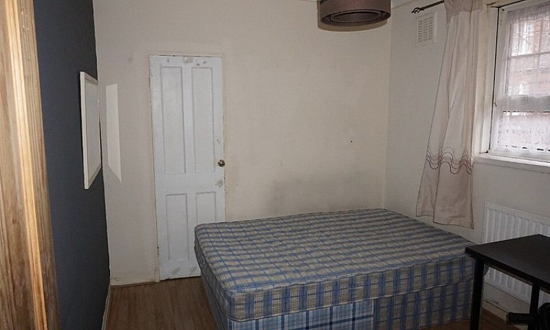 3 Bed Flat Near Bric...